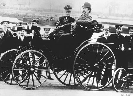 Bertha und Carl Benz 1894