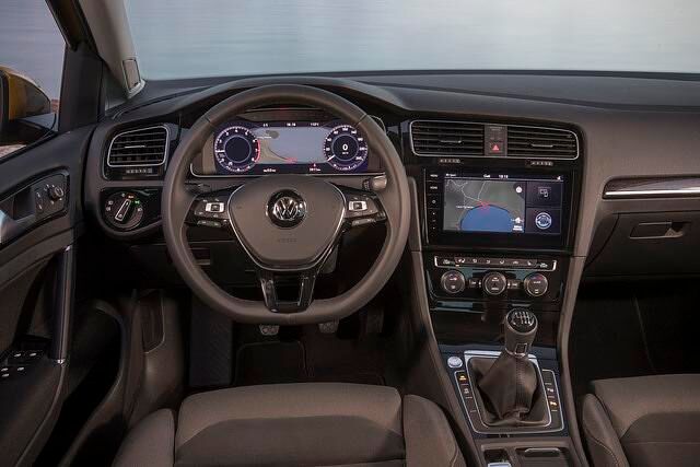 Das Cockpit ist edel eingerichtet