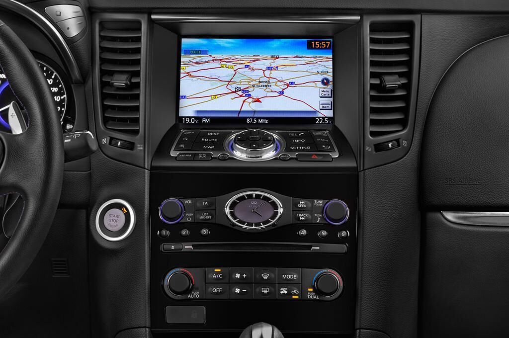 Infiniti QX70 (Baujahr 2015) S 5 Türen Mittelkonsole