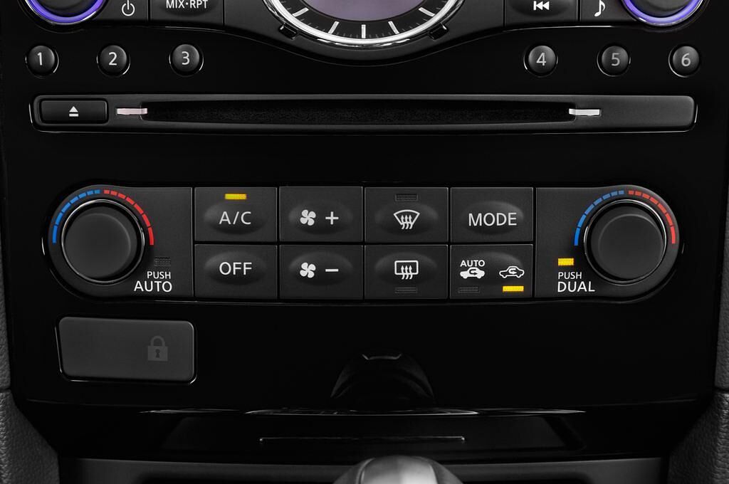 Infiniti QX70 (Baujahr 2015) S 5 Türen Temperatur und Klimaanlage