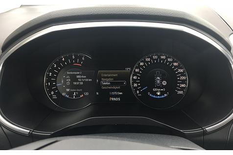 Das Cockpit des Ford Edge 2.0 TDCi