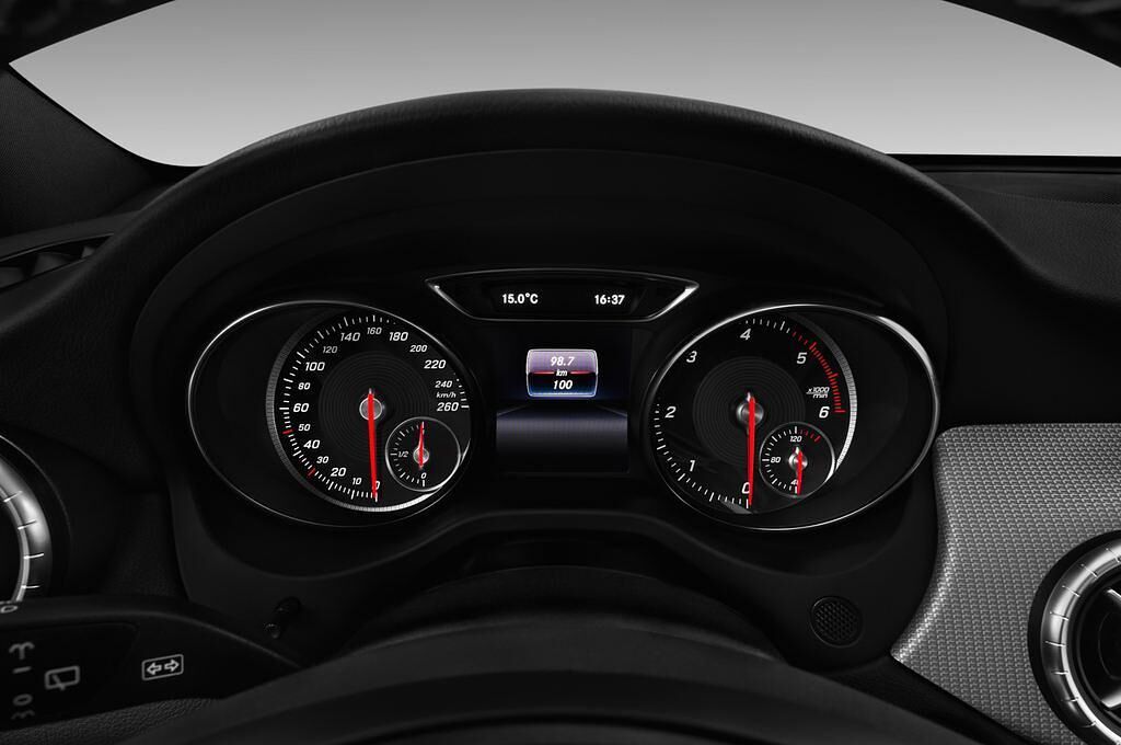 Mercedes CLA Shooting Brake (Baujahr 2017) Urban 5 Türen Tacho und Fahrerinstrumente