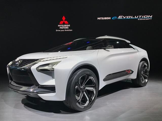 Gar mit drei Elektromotoren wartet die Studie e-Evolution von Mitsubishi auf