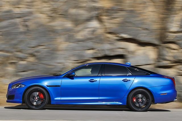 5,13 Meter lang, 1,9 Tonnen schwer - das XJR575 ist kein wirklich handliches Auto mehr