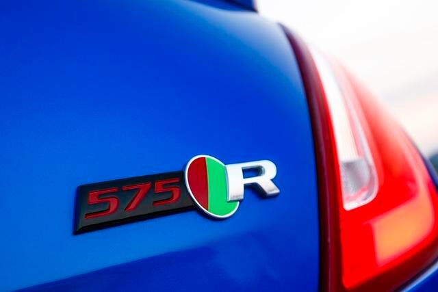 Farbenfroh deutet ein Schriftzug am Heck auf die Sonderklasse des Jaguar XJR575 hin