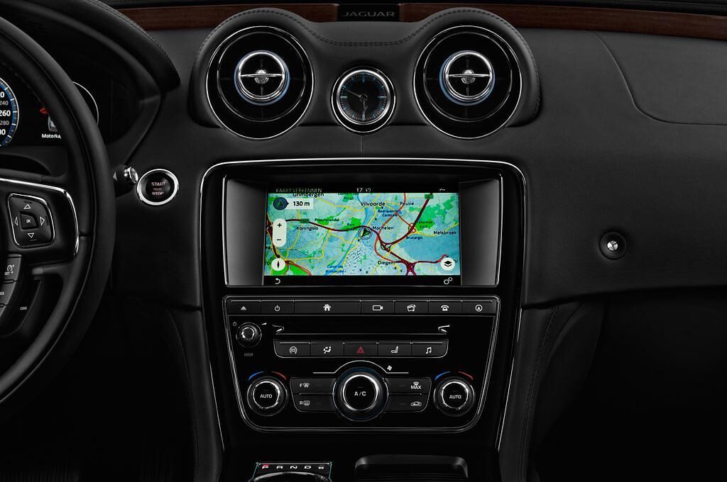 Jaguar XJ (Baujahr 2016) Premium Luxury 4 Türen Mittelkonsole