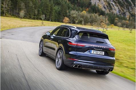 Kurven gehören zu den Stärken des Porsche Cayenne Turbo