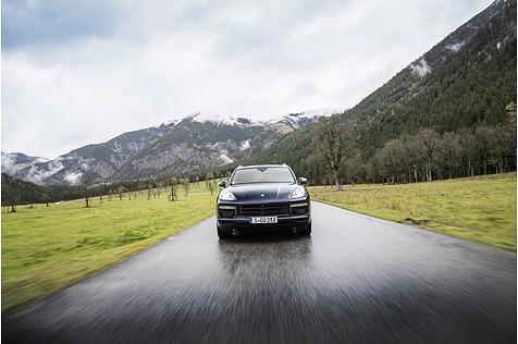 Der Porsche Cayenne Turbo liegt sehr stabil