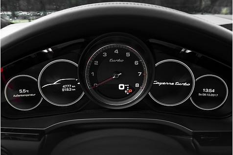 Typische Porsche-Anordnung der Rundinstrumente mit digitalem Drehzahlmesser