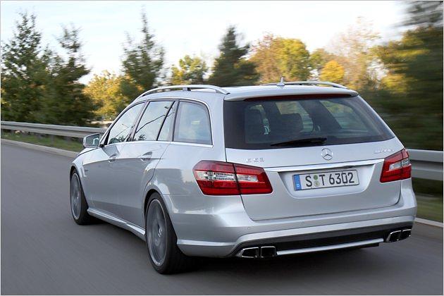Am Heck ist der E 63 AMG T kaum von seinen zivileren Brüdern zu unterscheiden
