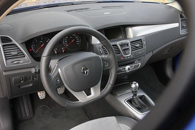 Das Cockpit wirkt modern, aber nicht immer hochwertig
