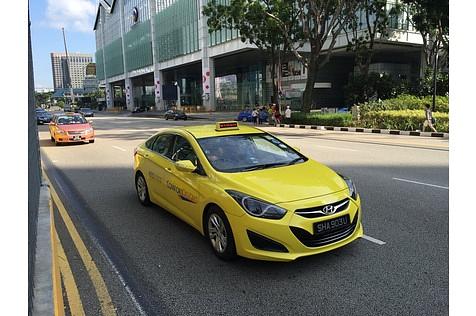 Taxis auf den Straßen von Singapur