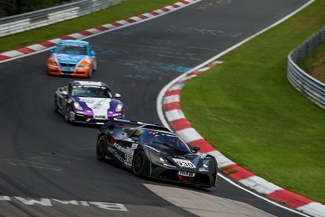 Der X-BOW GT4 im "kleinen Karussell"