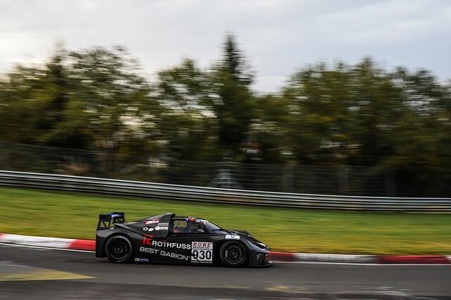 Der X-BOW GT4 wiegt nur knapp 1.000 Kilo