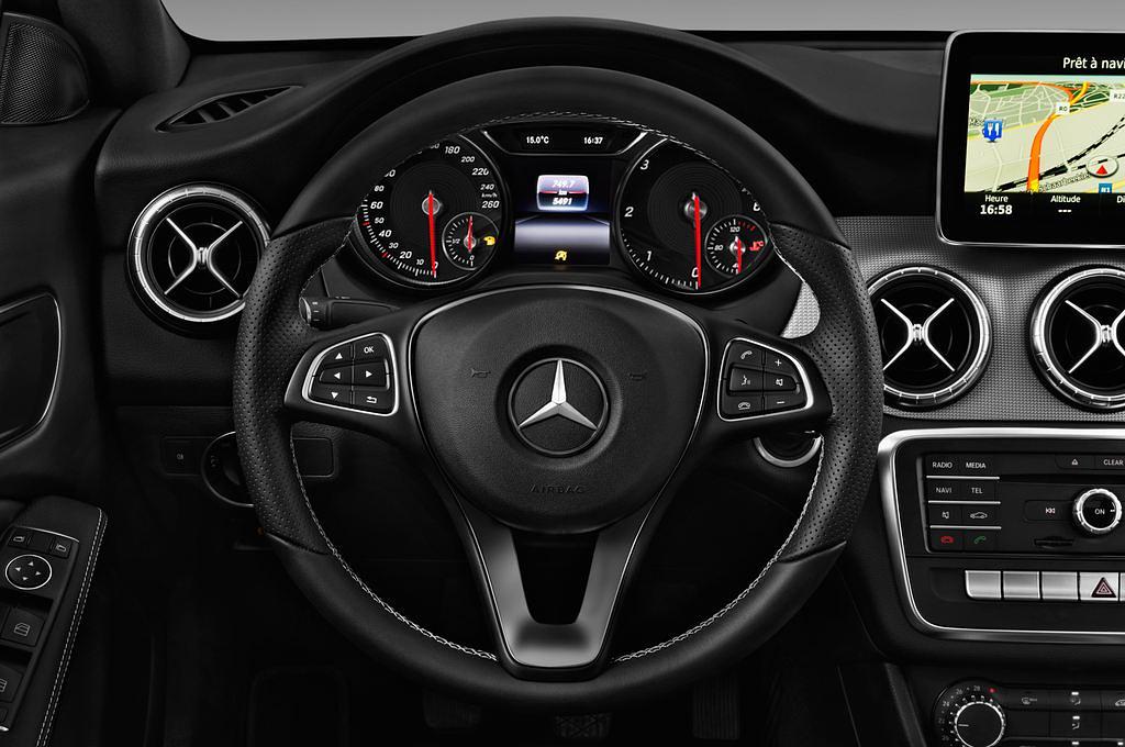 Mercedes CLA Shooting Brake (Baujahr 2017) Urban 5 Türen Lenkrad