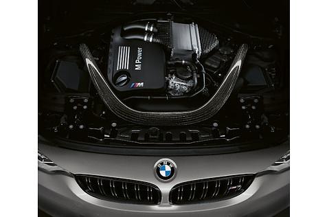 BMW M3 CS - der aufgeladene Reihensechszylinder hängt prächtig am Gas