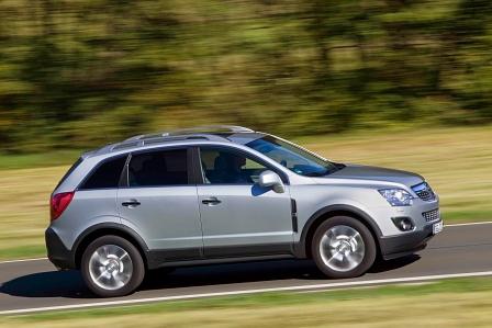 Opel Antara in schneller Fahrt