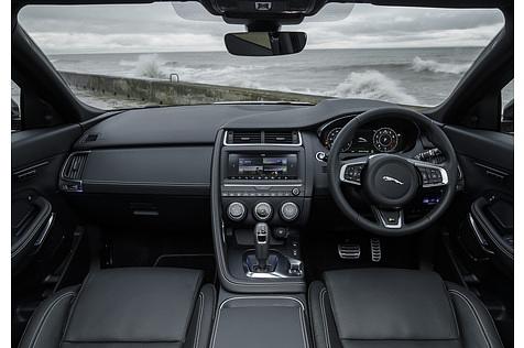 Im Cockpit wird die Verwandtschaft zum Range Rover Evoque deutlich