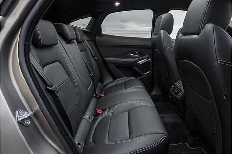 Auch hinten ist im E-Pace Platz