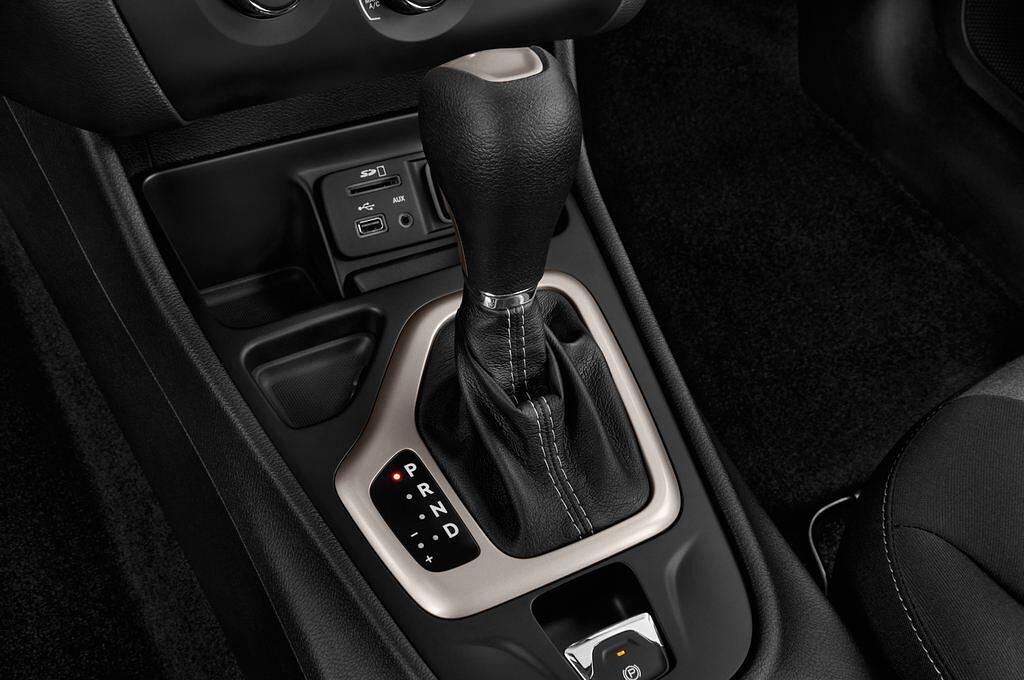 Jeep Cherokee (Baujahr 2014) Longitude 5 Türen Schalthebel