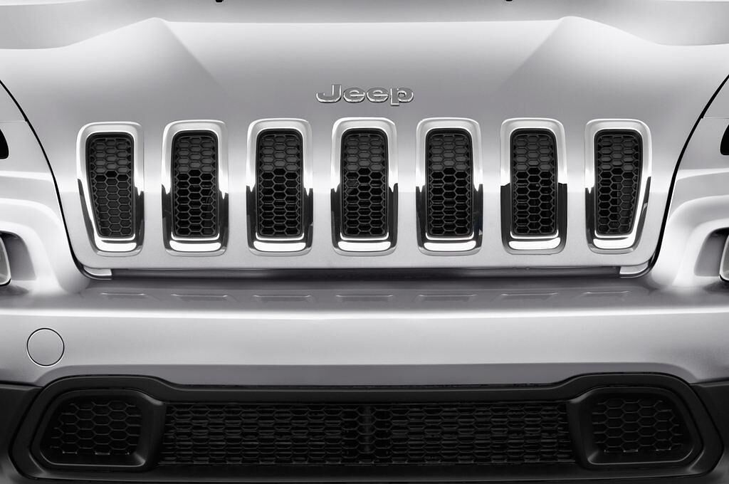 Jeep Cherokee (Baujahr 2014) Longitude 5 Türen Kühlergrill und Scheinwerfer