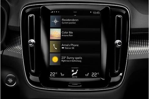 Das zentrale Display im Volvo XC40 ist dem Fahrer leichtzugeneigt