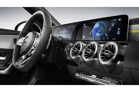 Mercedes A-Klasse Interieur 2018 - das Cockpit mit zwei zehn Zoll großen Displays