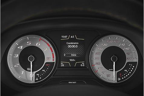 Weiß auf Weiß: Die Zentralinstrumente im Seat Leon Cupra R