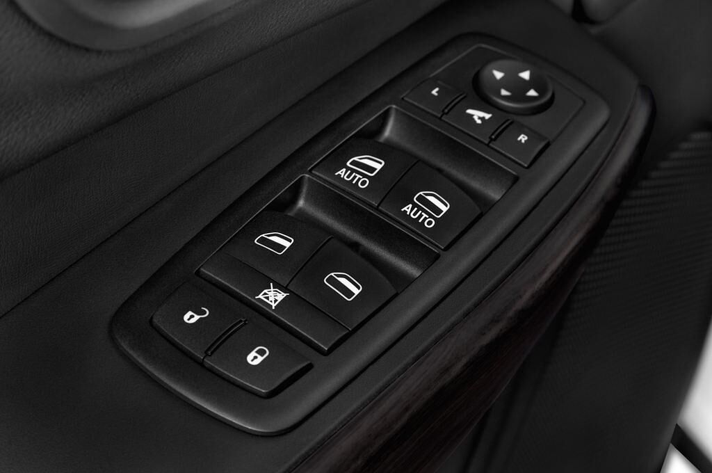 Jeep Cherokee (Baujahr 2015) Limited 5 Türen Bedienungselemente Tür