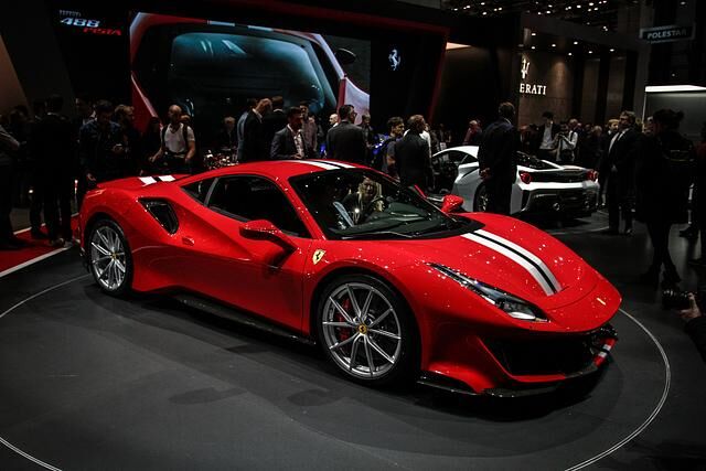  Aus Maranello geht – als Antwort auf den Porsche GT2 RS – der 488 Pista an den Start.