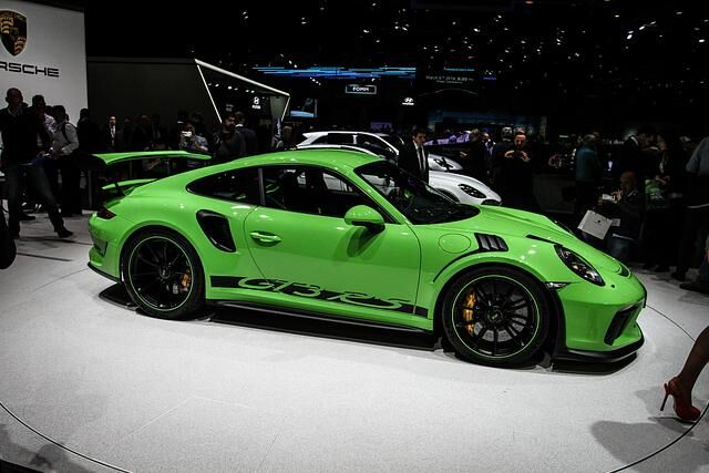 Ganz anders generiert der neue Porsche GT3 RS seine Leistung. Die direkte Ableitung von Porsches Markenpokalrenner darf noch frei saugen