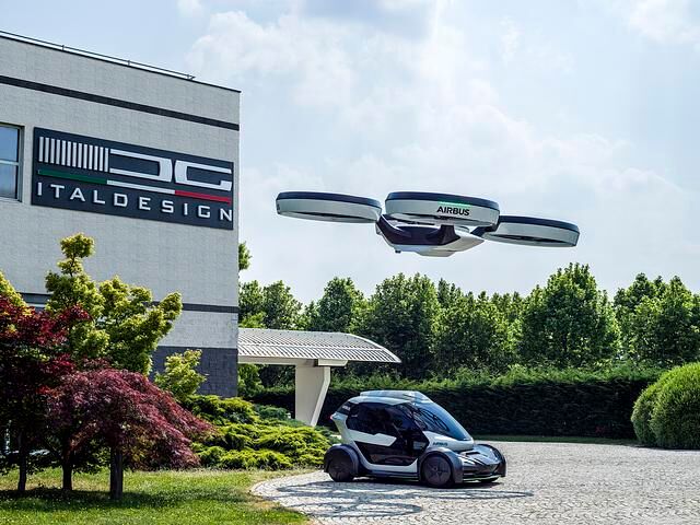 Bei dem zusammen mit Audi und Airbus entwickelten Pop.Up Next genannten Flieger der Italiener hebt eine Drohne mit Kapsel ab, während das „Grundmodul“, also das Fahrzeug, unten bleibt