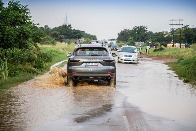 Nach heftigen Regenschauern waren die Straßen teilweise überflutet