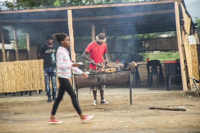 In den ärmeren Vierteln wird am Straßenrand gegrillt
