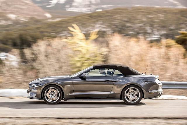 Auch mit geschlossenem Dach macht das Ford Mustang 5.0 V8 GT Cabriolet eine sportliche Figur