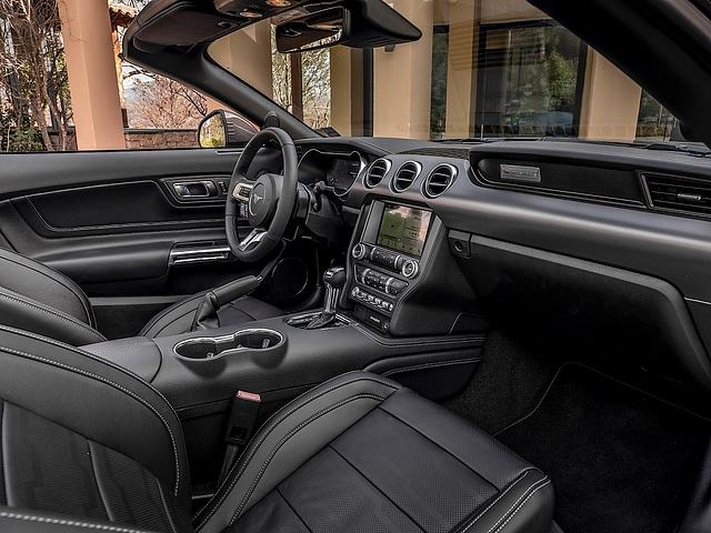 Ausreichend Platz für zwei im Ford Mustang 5.0 V8 GT Cabriolet
