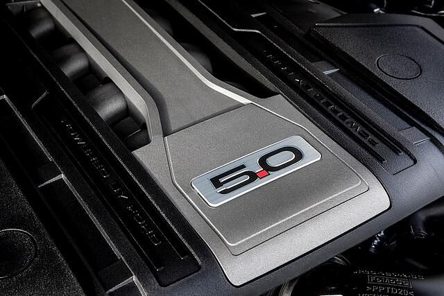 Die acht Zylinder des Ford Mustang 5.0 V8 GT Cabriolets kommen auf fünf Liter Hubraum