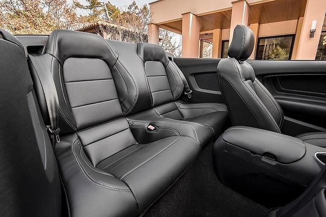 Die Rückbank im Ford Mustang 5.0 V8 GT Cabriolet taugt allenfalls zur Gepäckablage