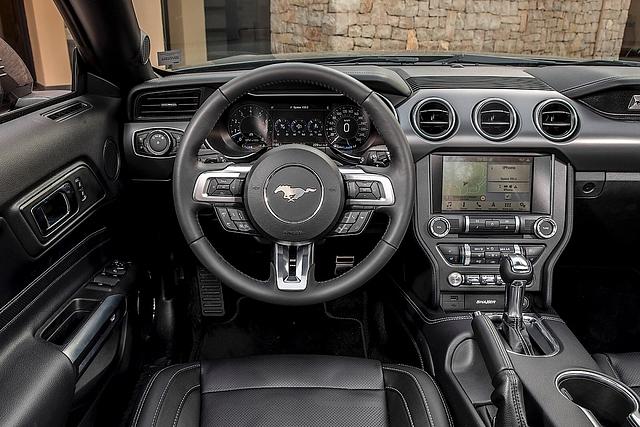 Aufgeräumtes Cockpit im Ford Mustang 5.0 V8 GT Cabriolet