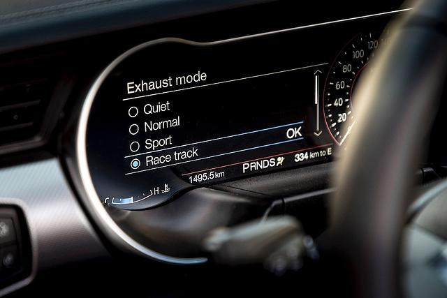 Das digitale Anzeigeinstrument im Ford Mustang 5.0 V8 GT Cabriolet bietet zahlreiche Darstellungsoptionen