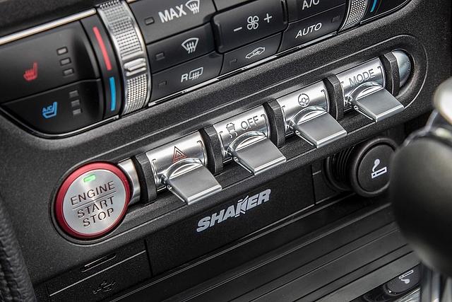 Gestartet wird das Ford Mustang 5.0 V8 GT Cabriolet per Knopfdruck