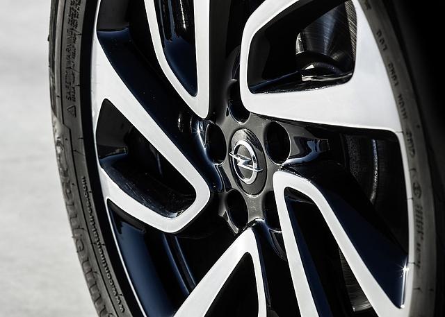 Der Opel Grandland X Ultimate hat 19 Zoll Alu-Räder