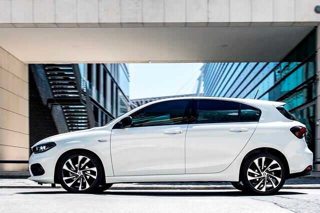Zwar trägt der fast 4,40 Meter lange Fiat Tipo keine modischen Designer-Klamotten, aber in Sack und Asche ist er auch nicht gekleidet