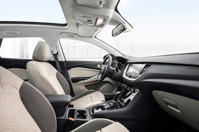 Mit einem Aufpreis von knapp 5.300 Euro auf „Innovation“ fährt der Crossover unter anderem mit Lederausstattung und Sitzheizung für vorne und hinten (hier nur auf den äußeren Plätzen),...