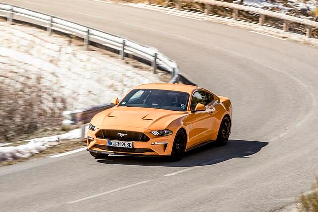 Extrovertiert, laut und ein bisschen vulgär – auch in seiner überarbeiteten Version bleibt der Ford Mustang seinen Tugenden treu