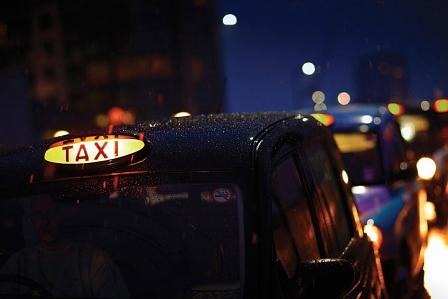 Das Taxischild quer zur Fahrtrichtung gehört für deutsche Taxis zur Grundausstattung. 
Bildquelle Andreas Morlok Pixelio