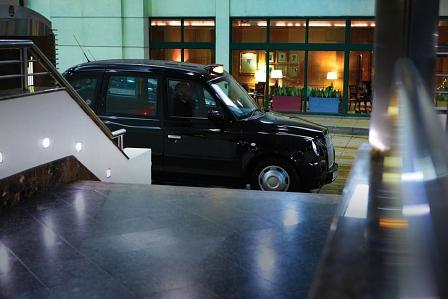 Das Taxischild quer zur Fahrtrichtung gehört für deutsche Taxis zur Grundausstattung. 
Bildquelle Andreas Morlok Pixelio