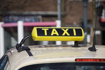 Das Taxischild quer zur Fahrtrichtung gehört für deutsche Taxis zur Grundausstattung. 
Bildquelle Andreas Morlok Pixelio