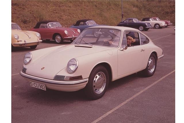 Porsche 911 ab 1963, im Hintergrund Porsche 356