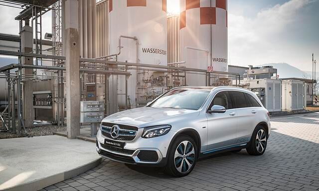 Ob gerade die Brennstoffzelle Wasserstoff in Energie umwandelt oder sich der E-Motor an der 13,8 kWh großen Lithium-Ionen-Batterie bedient, merkt man nicht